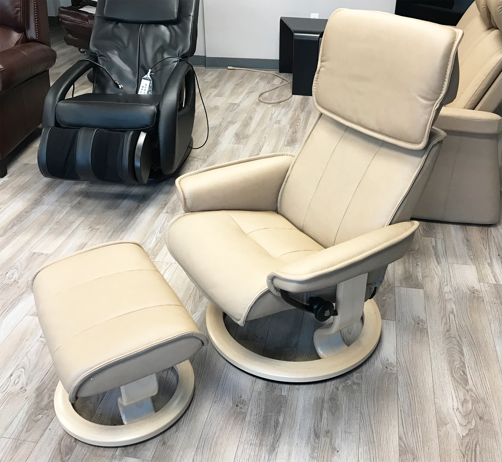https://vitalityweb.com/Stressless-Chair/stressless_images/Stressless-Admiral-Recliner-Chair-Paloma-Sand-Leather-Natural-Wood-5.jpg